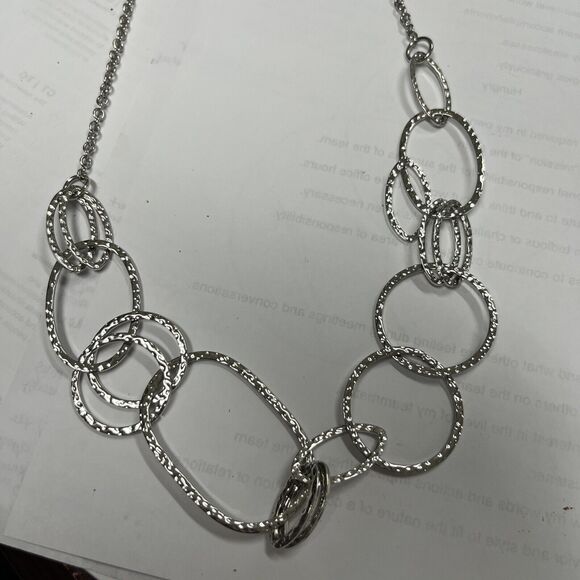Stella & Ruby Necklace Silver Tone Interlocking Circles Hammered Costume Jewelry - Picture 2 of 4